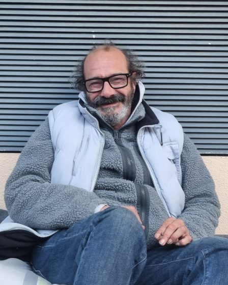 Jean-Raphaël, 54 ans, sans-abri assis sur son matelas dans une rue de Lyon.